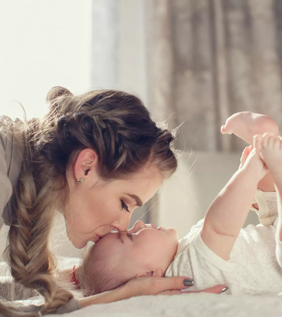 5 Actually Helpful Ways To Support A New Mom (And 3 Things NOT To Do)_image