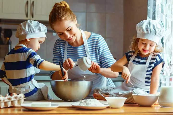 Bake Christmas Cookies