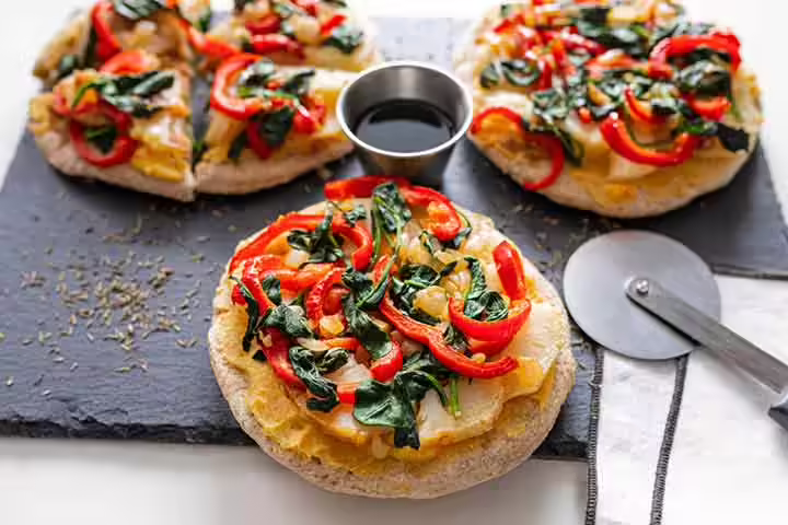 Kid-friendly cheesy veggie pizzettes recipes Kid-friendly cheesy veggie pizzettes recipes