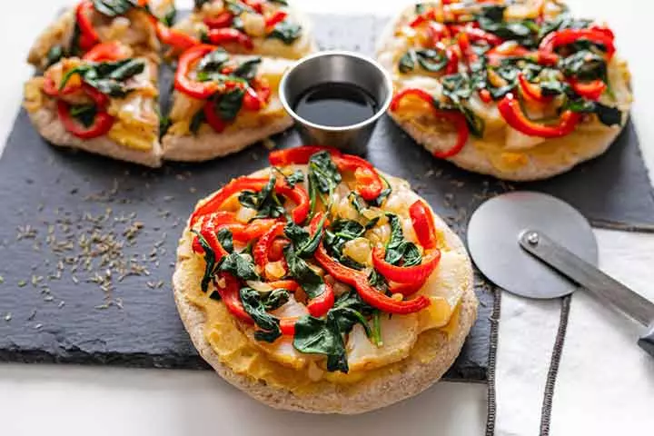 Kid-friendly cheesy veggie pizzettes recipes