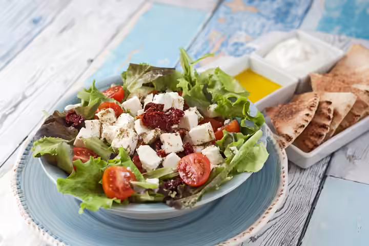 Greek salad with pita cold lunch ideas for kids Greek salad with pita cold lunch ideas for kids