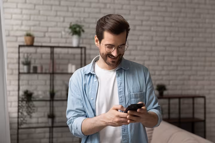 How To Text A Girl: 30 Clever Tips To Make Her Want You