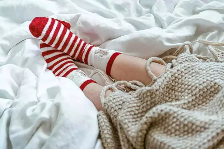 cozy-winter-day-home-bed-warm