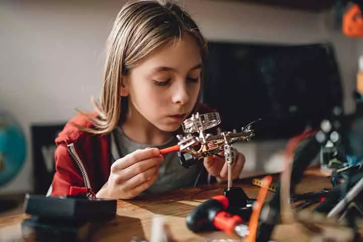 Science kit as experience gift for kids