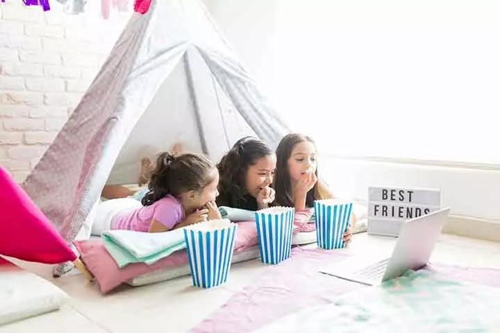 Sleepover with a friend as experience gift for kids