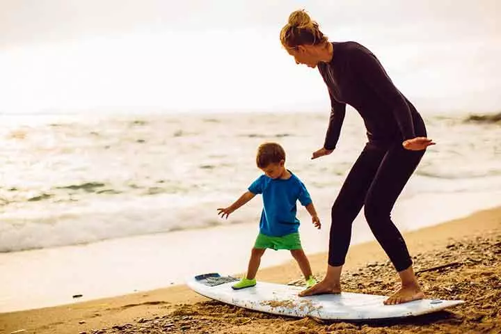 Surfing lessons as experience gift for kids