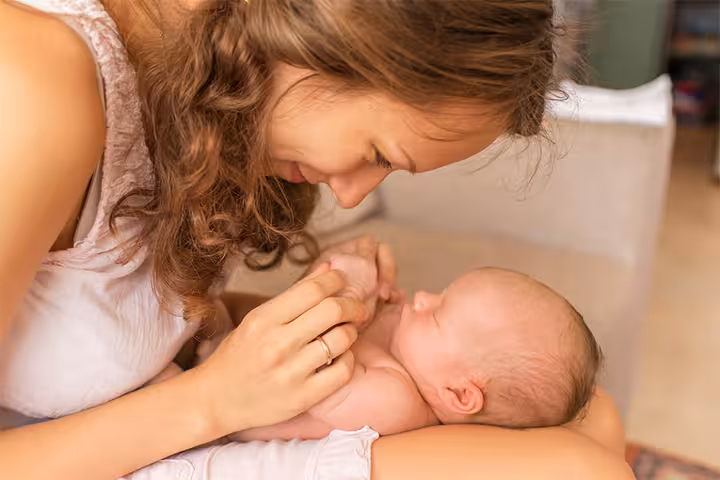 11 Tips And Ideas For Playing With A Newborn Baby