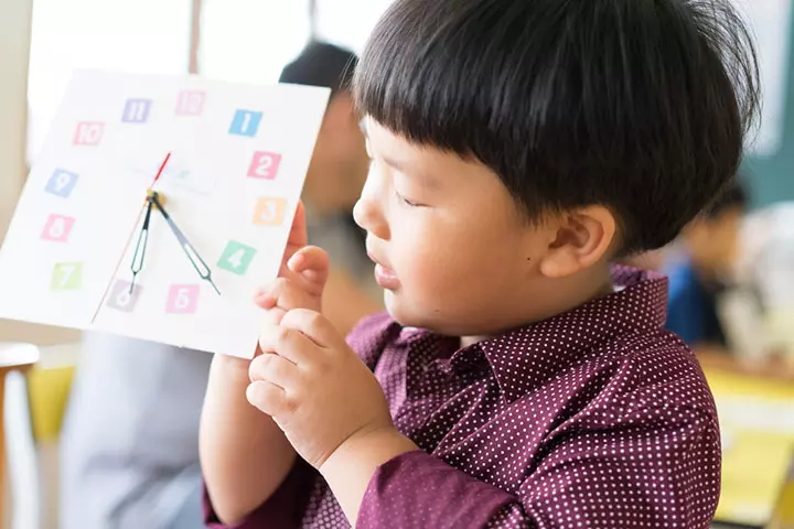 Make a paper clock, teaching time to kids