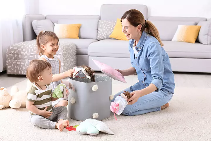 Play treasure hunt for cleaning with kids