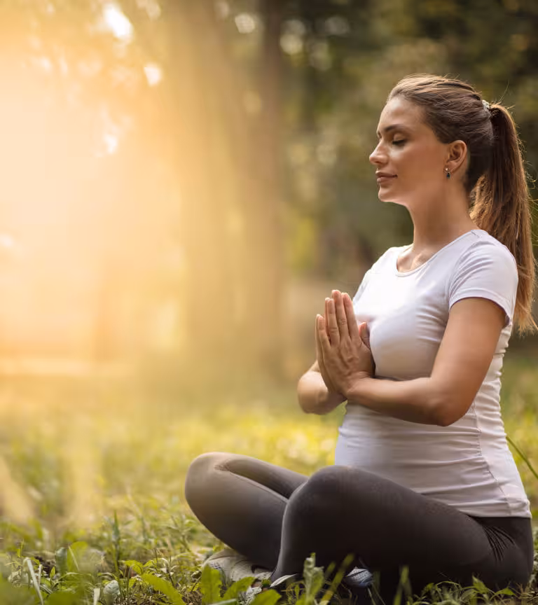 प्रेगनेंसी के दौरान ध्यान लगाने (मेडिटेशन) के फायदे व नुकसान Meditation During Pregnancy In Hindi
