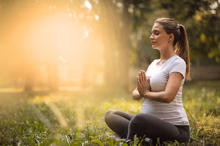 प्रेगनेंसी के दौरान ध्यान लगाने (मेडिटेशन) के फायदे व नुकसान Meditation During Pregnancy In Hindi