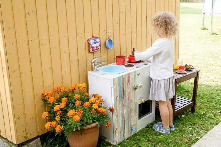 Backyard kitchen idea for kids