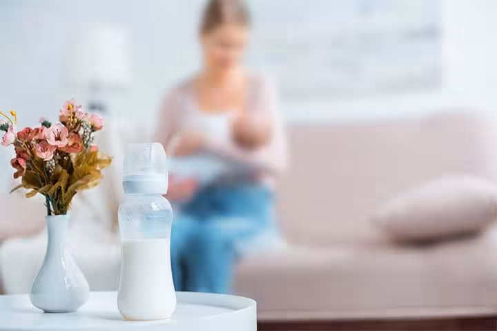 Breastfeeding vs Formula Feeding