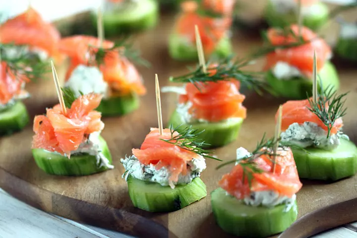 Cucumbers with cream cheese and smoked salmon