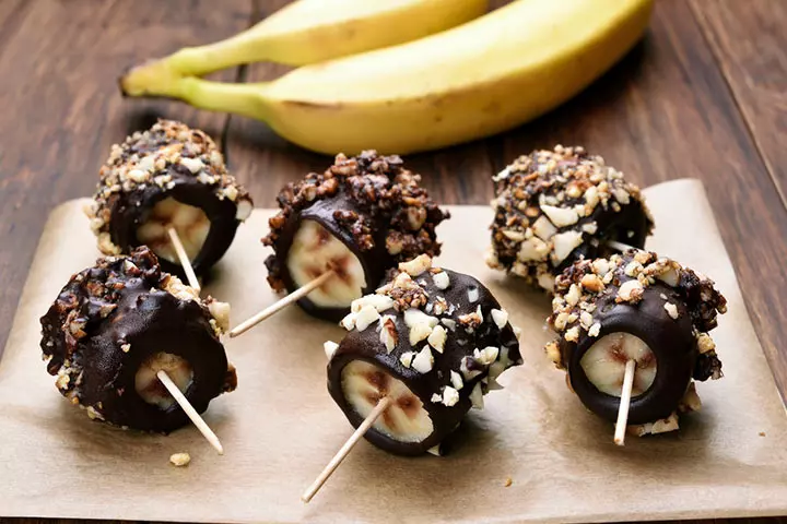 Frozen banana pops with kids