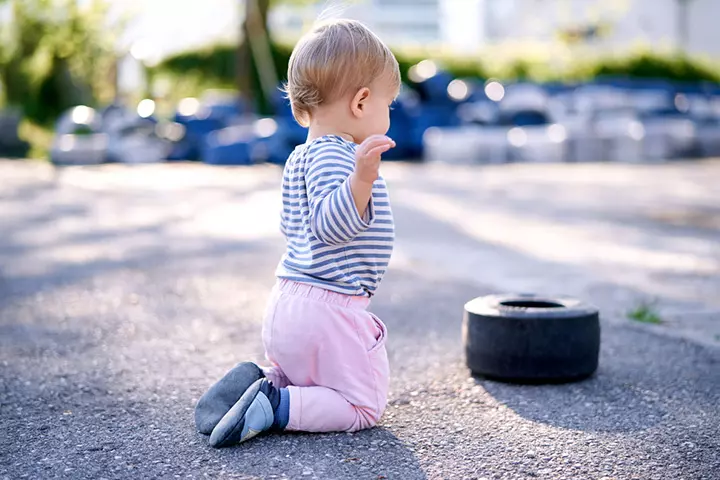 w-sitting position in babies, knee walking