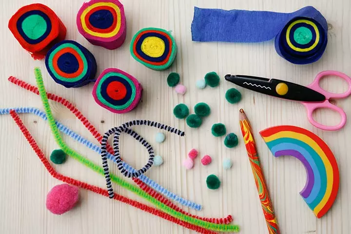 Making cat in the hat with pipe cleaner crafts for kids