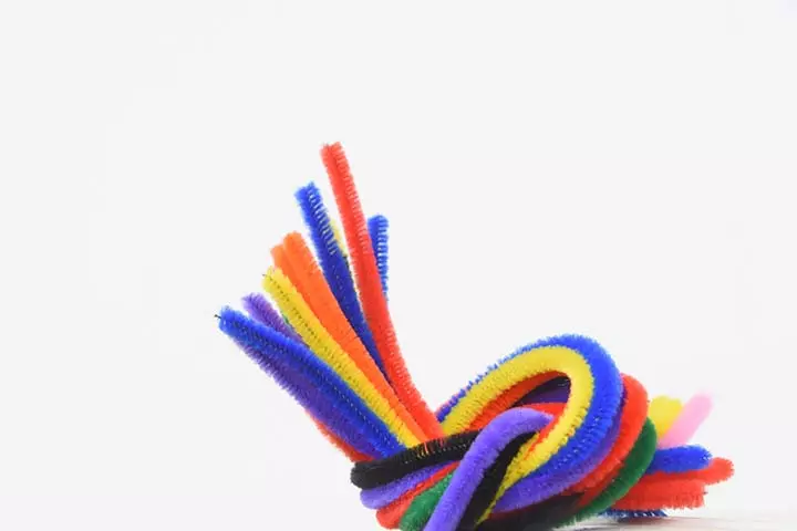 Making an octopus with pipe cleaner crafts for kids