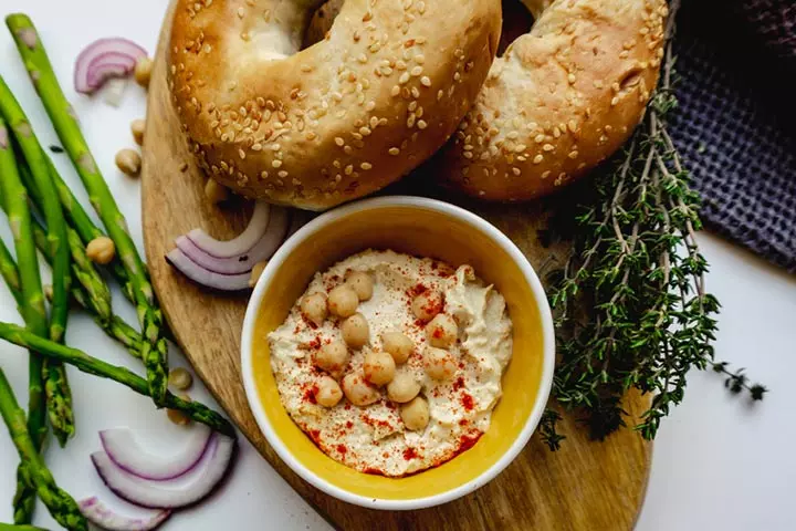 Whole wheat bagel with hummus