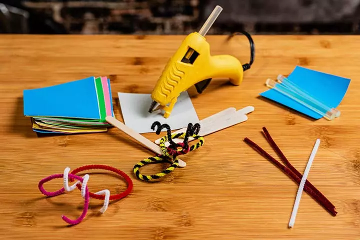 Making bunny ears with pipe cleaner crafts for kids