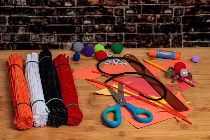 Making aliens with pipe cleaner crafts for kids Making aliens with pipe cleaner crafts for kids
