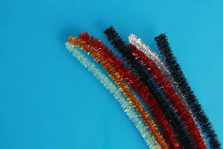 Making glasses with pipe cleaner crafts for kids