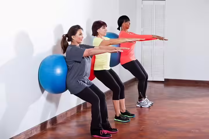 Wall squats for upper back pain in pregnancy Wall squats for upper back pain in pregnancy