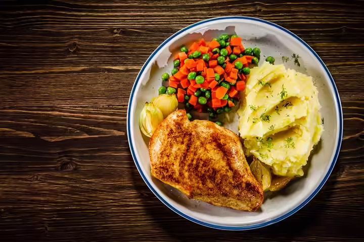 Chicken, mashed potatoes, and veggies bowl hot lunch ideas for kids Chicken, mashed potatoes, and veggies bowl hot lunch ideas for kids