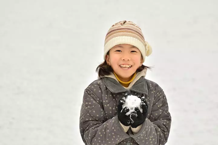 Snowball stacking, snow activity for preschoolers