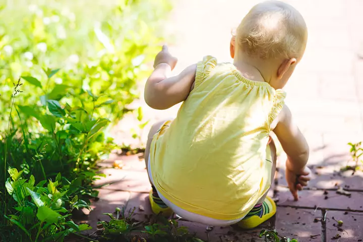 Bug-themed scavenger hunt for toddlers