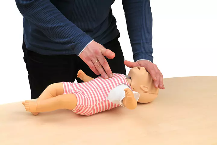 Chote Bache Ko Choking Hone Par First Aid2