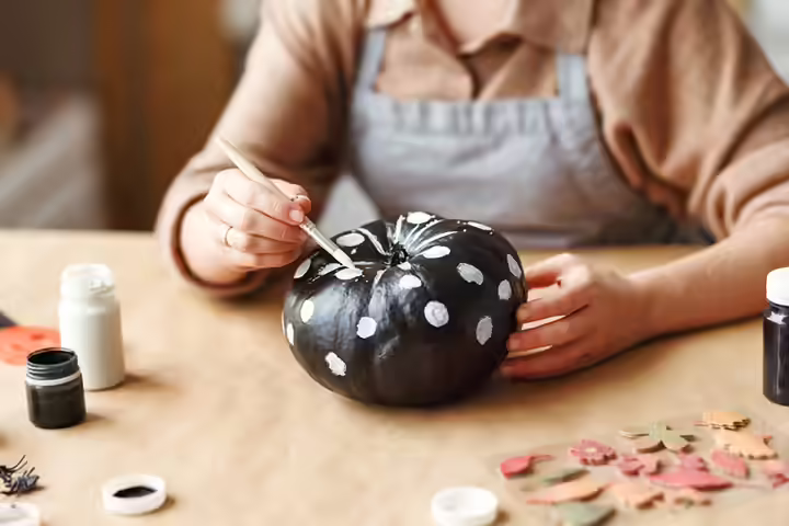 Super easy polka-dots pumpkin painting idea for kids Super easy polka-dots pumpkin painting idea for kids