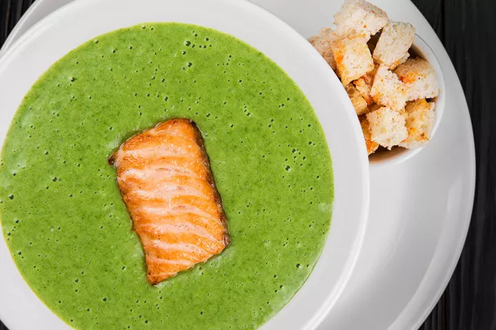 delicious-green-spinach-creamsoup-salmon-crackers