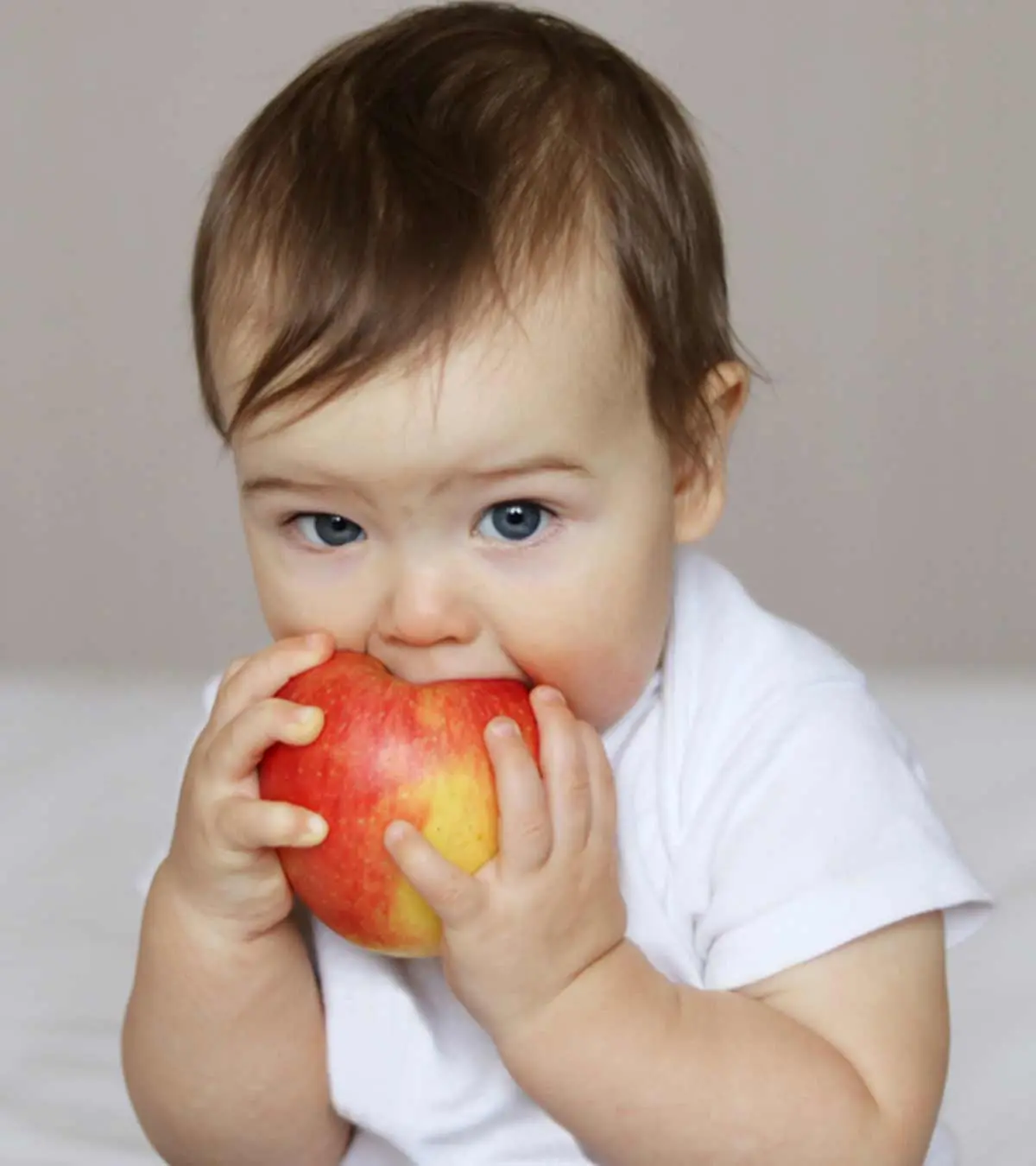 शिशु के लिए सेब के स्वास्थ्य लाभ व आसान रेसिपीज | Apple For Babies In Hindi_image