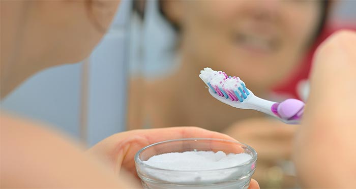 Clean teeth with baking soda mixture