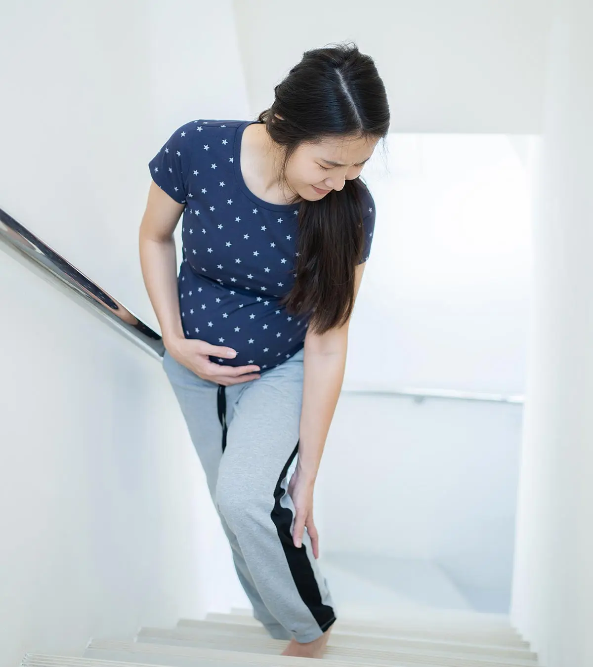 क्या गर्भावस्था के दौरान सीढ़ियां चढ़ना सुरक्षित है? | Climbing Stairs During Pregnancy In Hindi_image