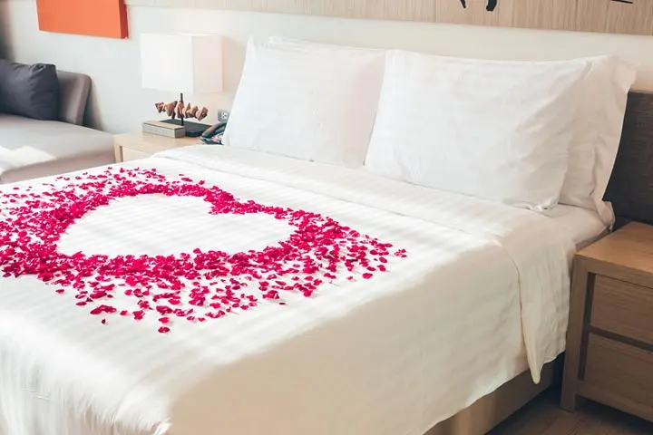 Decorate the room in romantic style