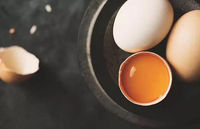 Egg Yolk Mask for Dry Hair in Hindi