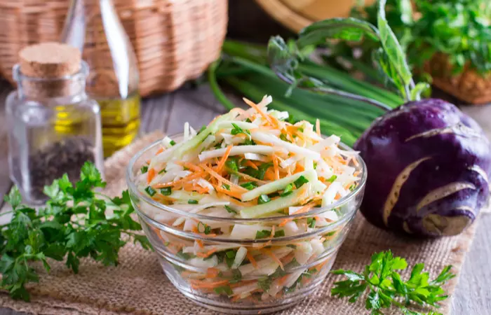 Kohlrabi carrot salad