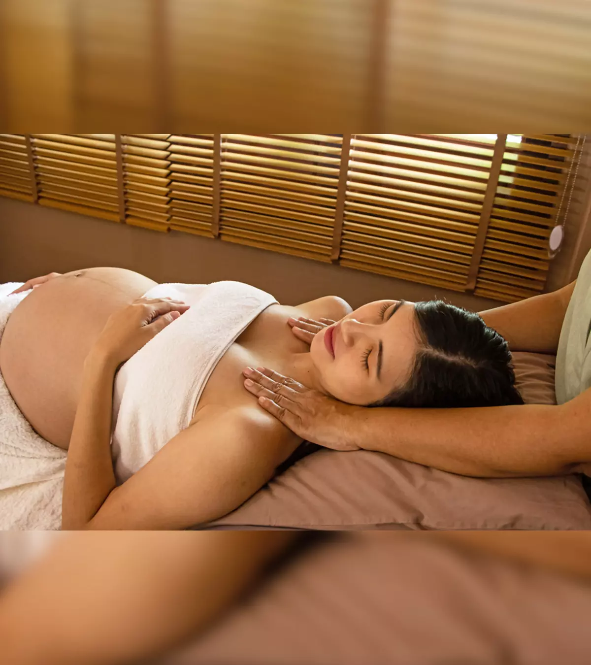 प्रेगनेंसी में मालिश करवाना : सुरक्षा, लाभ, जोखिम व सावधानियां | Massage During Pregnancy In Hindi_image