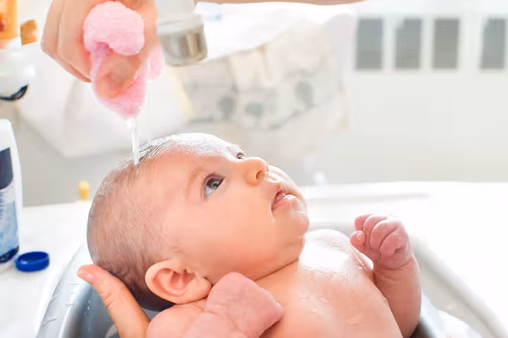 New Born Baby Ko Kaise Nahlaye