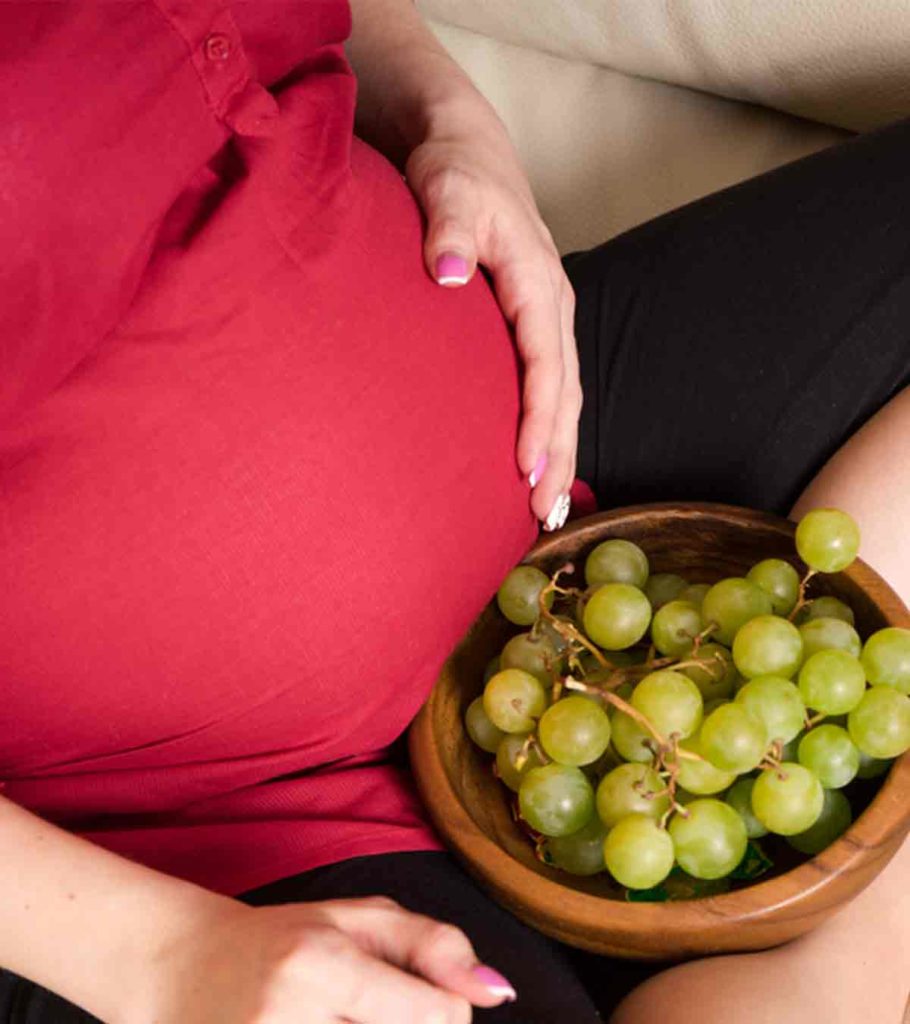 गर्भावस्था में अंगूर खाने के फायदे व नुकसान Pregnancy Me Angur Khane