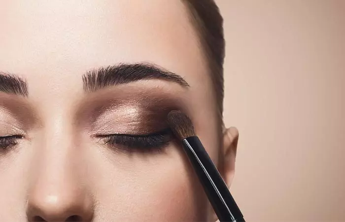 Ways to apply eye shadow