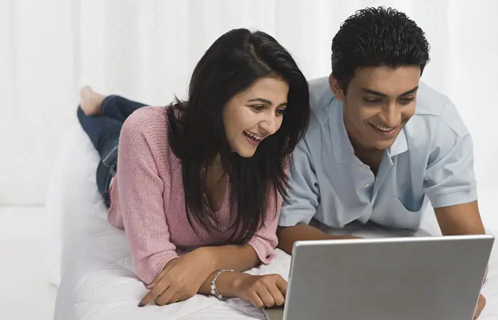 couple-using-laptop