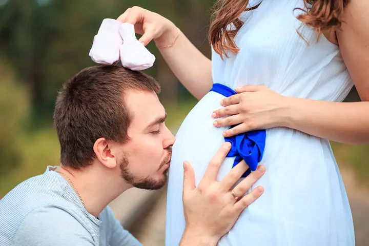 partner kissing the baby bump