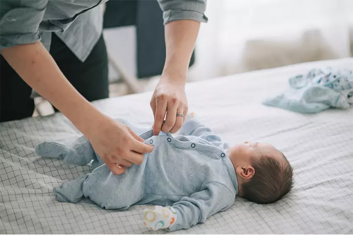 Avoid dressing the baby in tight clothes