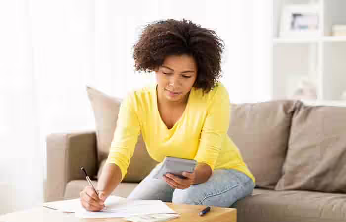 Bride deciding on the budget for maid of honor and matron of honor