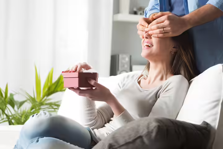 Gift a souvenir, romantic gestures to express love