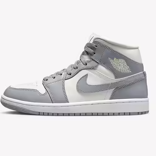 Nike Women&rsquo;s Jordan 1 Low UNC Basketball Shoe