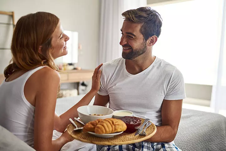 Breakfast in bed, romantic gestures to express love